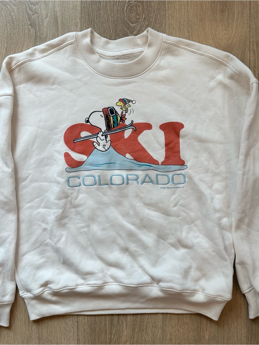 Hollister White Snoopy Crewneck Sweatshirt with Ski Colorado Graphic Men’s Small
